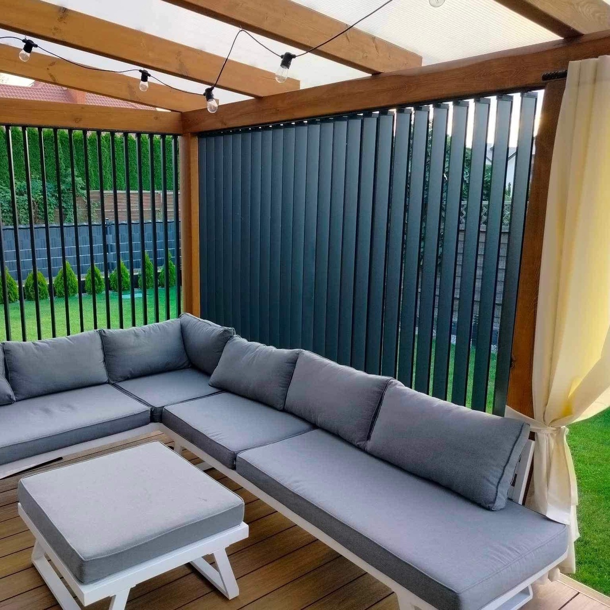 Terrassi piirdeaed puidust ribiseinaga